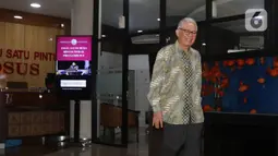 Direktur PT Pan Arcadia Asset Management Irawan Gunari meninggalkan ruangan usai pemeriksaan di gedung Jampidsus Kejaksaan Agung, Rabu (15/1/2020). Irawan Gunari diperiksa sebagai saksi kasus dugaan korupsi pengelolaan keuangan dan dana investasi PT Asuransi Jiwasraya. (Liputan6.com/Herman Zakharia)