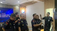 Direktur Jenderal PSDKP, Pung Nugroho Saksono dalam konferensi pers di kantor Kementerian Kelautan dan Perikanan, Jumat (2/8/2024). (Tasha/Liputan6.com)