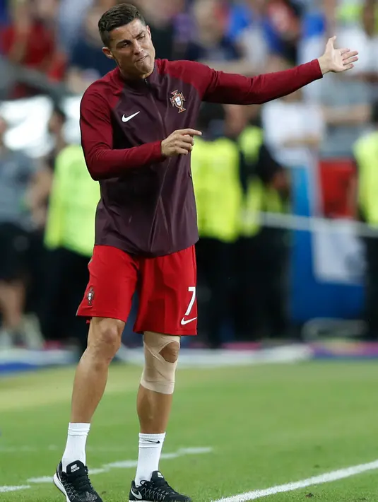Ronaldo menginstruksikan rekan-rekanya saat laga final Euro 2016 antara Portugal vs Prancis di Paris, Prancis, Senin (11/6). Ronaldo terpaksa keluar lapangan akibat cedera usai berbenturan dengan Dimitri Payet. (REUTERS/Michael Dalder)