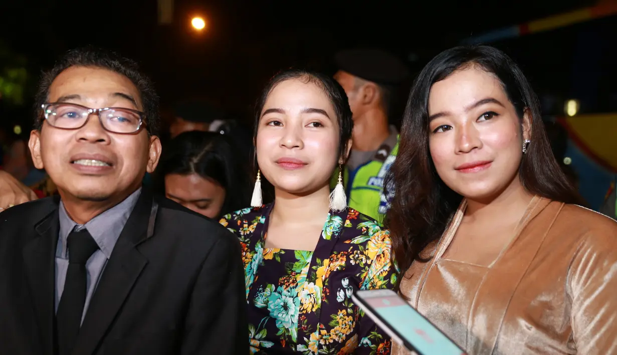 Dua gadis yang kini sedang beranjak tumbuh dewasa itu ternyata anak pertama dan bungsu dari Jarwo. Anak pertamanya bernama Zara Audina, sementara si bungsu diketahui bernama Putri Anjani. (Adrian Putra/Bintang.com)