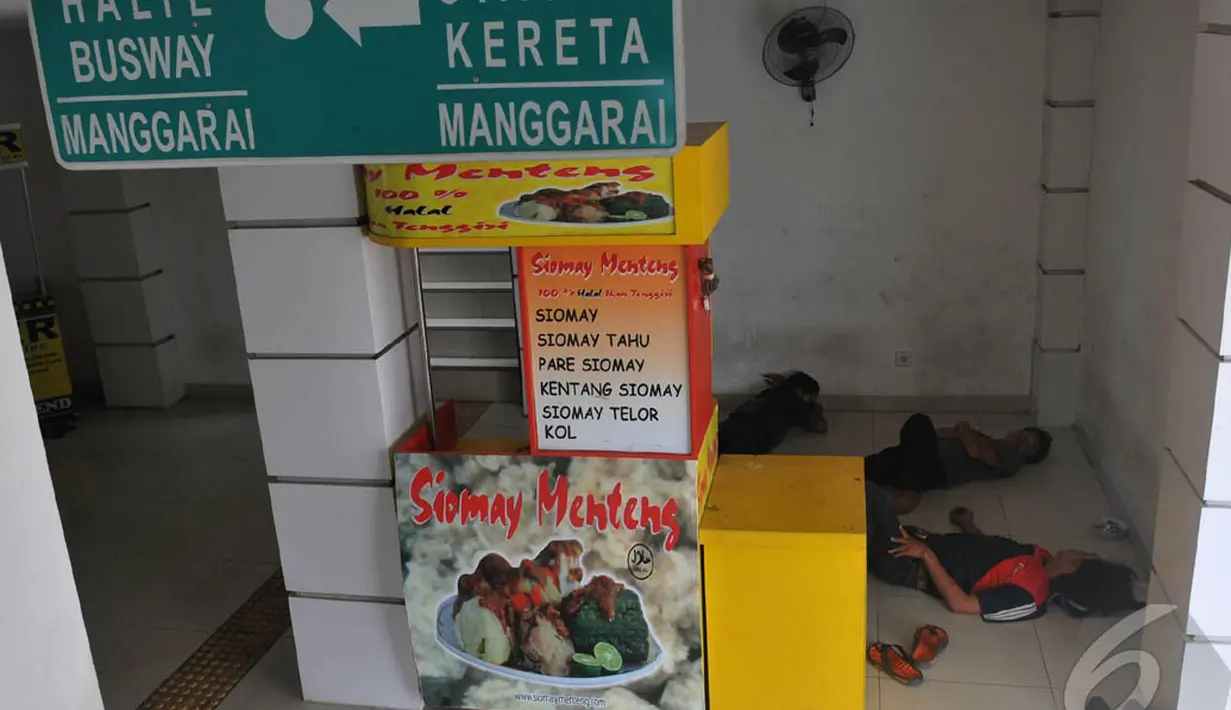 Sejatinya kantin adalah tempan makan. Kini beralih fungi menjadi tempat tidur di Terminal Manggarai, Jakarta, Jumat (5/9/2014) (Liputan6.com/Johan Tallo) 