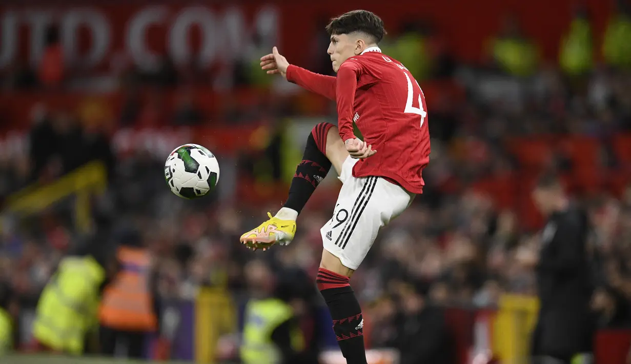 Tampil dengan sebagian besar pemain pelapis sebagai starter, Manchester United langsung menekan Charlton Athletic di awal laga. MU sudah mendapat dua peluang bagus melalui Alejandro Garnacho saat laga baru berjalan sepuluh menit. Namun Keduanya masih belum menemui sasaran. (AFP/Oli Scarff)