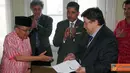 Citizen6, Serbia: Presiden Asosiasi, Radomir Andri, memberikan anggota kehormatan kepada Penyair Taufiq Ismail. Kemudian para penulis Serbia bergantian memberikan buku karyanya kepada Taufiq Ismail. (Pengirim: Muhammad Subhan)