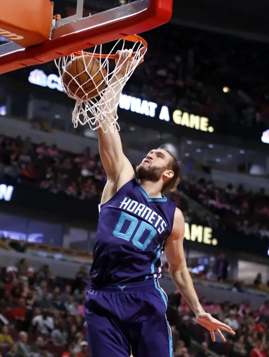 Aksi pemain Charlotte Hornets, Spencer Hawes #00 saat melakukan dunk melawan Chicago Bulls pada laga NBA preseason basketball game di Chicago, Selasa (18/10/2016) WIB.  (AP/Charles Rex Arbogast)