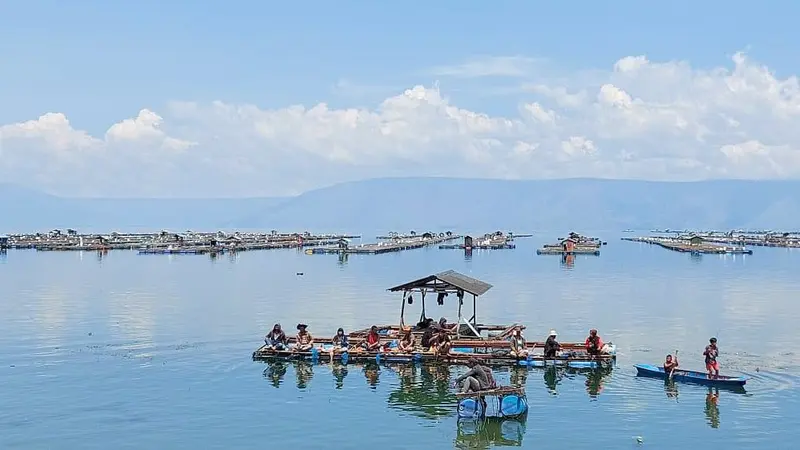 Sistem Keramba Jaring Apung (KJA) di Danau Toba, Sumatera Utara