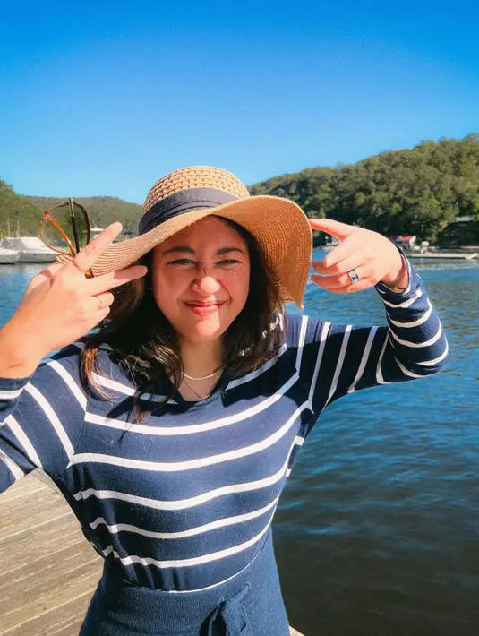Istri Baskara Mahendra itu lengkapi outfitnya dengan topi anyaman dan kacamata hitam. Tak ketinggalan kalung dan cincin tipis yang sentuhan edgy. [@sherinamunaf]