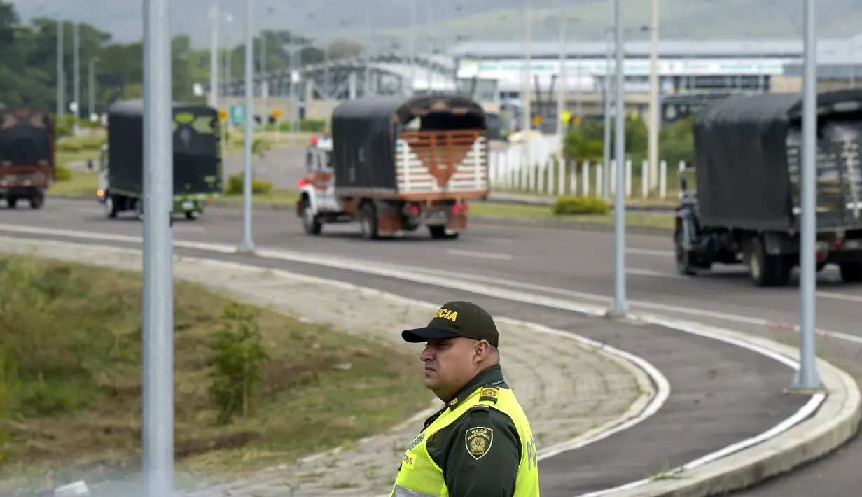 Polisi mengawal truk-truk bantuan kemanusiaan untuk Venezuela menuju Jembatan Tienditas di perbatasan Kolombia-Venezuela, Cucuta, Kolombia, Kamis (7/2). Kedatangan bantuan bertepatan dengan pertemuan menteri Eropa dan Amerika Latin. (RAUL ARBOLEDA/AFP)