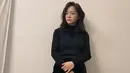 Tampil dalam balutan busana berwarna hitam, Sejeong terlihat memadukannya dengan sweater rajutan berwarna navy. Penampilan sederhananya ini juga bisa dijadikan inspirasi untuk hangout. (Liputan6.com/IG/@clean_0828)