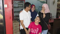 Jelang partai final Piala Jenderal Sudirman, pelatih Mitra Kukar, Jafri Sastra, menyempatkan diri mengajak keluarga berburu kuliner di Jakarta. (Bola.com/Vitalis Yogi Trisna)