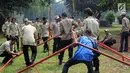 Anggota Tagana Kota Tangerang Selatan menyusun kerangka besi di Situ Gintung, Ciputat, Kamis (12/7). Pelatihan Shelter (pengungsian) tersebut di gelar untuk melatih kekompakan dan kecekatan dalam menghadapi bencana. (Merdeka.com/Arie Basuki)