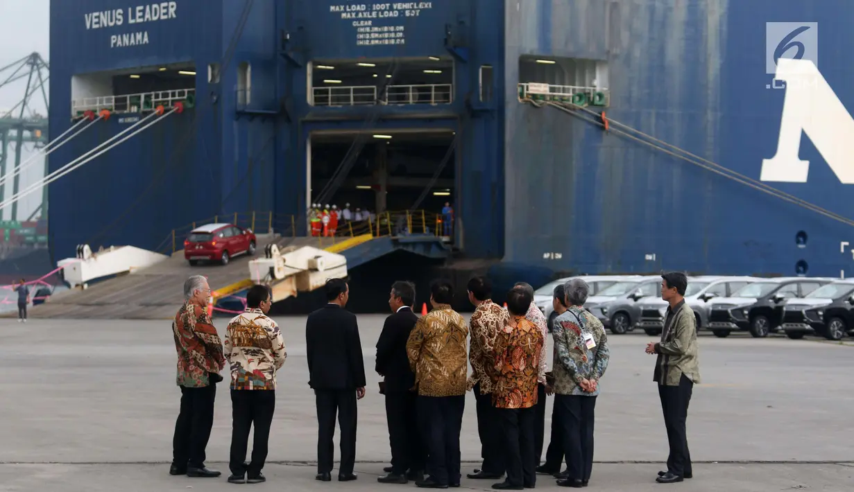 Presiden Jokowi bersama sejumlah menteri dan CEO MMC Osamu Masuko meninjau pelepasan ekspor perdana Mitsubishi Xpander di Cilincing, Jakarta, Rabu (25/4). Jokowi mengapresiasi Mitsubishi yang mulai ekspor ke Filipina. (Liputan6.com/Angga Yuniar)