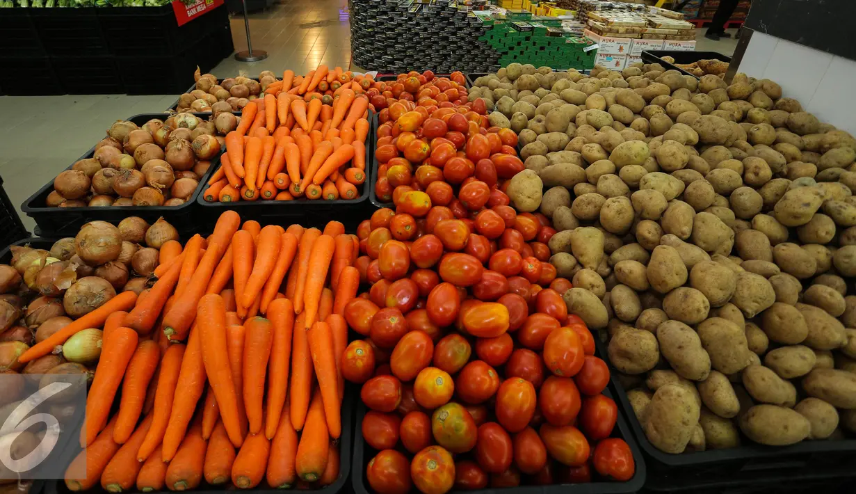 Kentang,tomat, wortel dan bawang putih tersedia di upermarket, Jakarta, Jumat (19/6/2015). Berbagai jenis sayuran antara lain seperti cabai merah, kacang panjang, timun, bawang merah, mengalami kenaikan di awal bulan puasa. (Liputan6.com/Faizal Fanani)