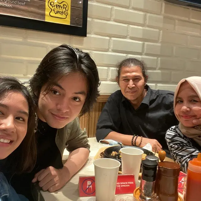 Sudah Akrab, Ini 6 Potret Kedekatan Angga Yunanda dan Ibu Shenina Cinnamon