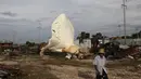 Tanpa alasan pasti, patung Marylin Monroe itu dibuang ke lokasi pembuangan sampah di Guigang, Tiongkok, Rabu (18/6/14). (REUTERS/China Daily)
