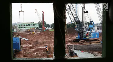 Pekerja menyelesaikan pembangunan proyek Rumah Susun Pasar Rumput di Manggarai, Jakarta, Jumat (21/7). Sebanyak 12 pasar tradisional di Jakarta akan diubah menjadi pasar modern. (Liputan6.com/Immanuel Antonius)
