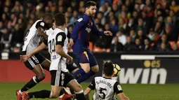 Gelandang Barcelona, Lionel Messi, berusaha melewati hadangan pemain Valencia pada laga La Liga Spanyol di Stadion Mestalla, Valencia, Minggu (26/11/2017). Kedua klub bermain imbang 1-1. (AFP/Jose Jordan)