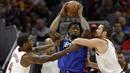 Pemain Los Angeles Clippers, DeAndre Jordan (tengah) berusaha melewati adangan dua pemain Cleveland Cavaliers pada laga NBA basketball game di Quicken Loans Arena, Cleveland, (18/11/2017), Cavs menang 118-113. (AP/Tony Dejak)