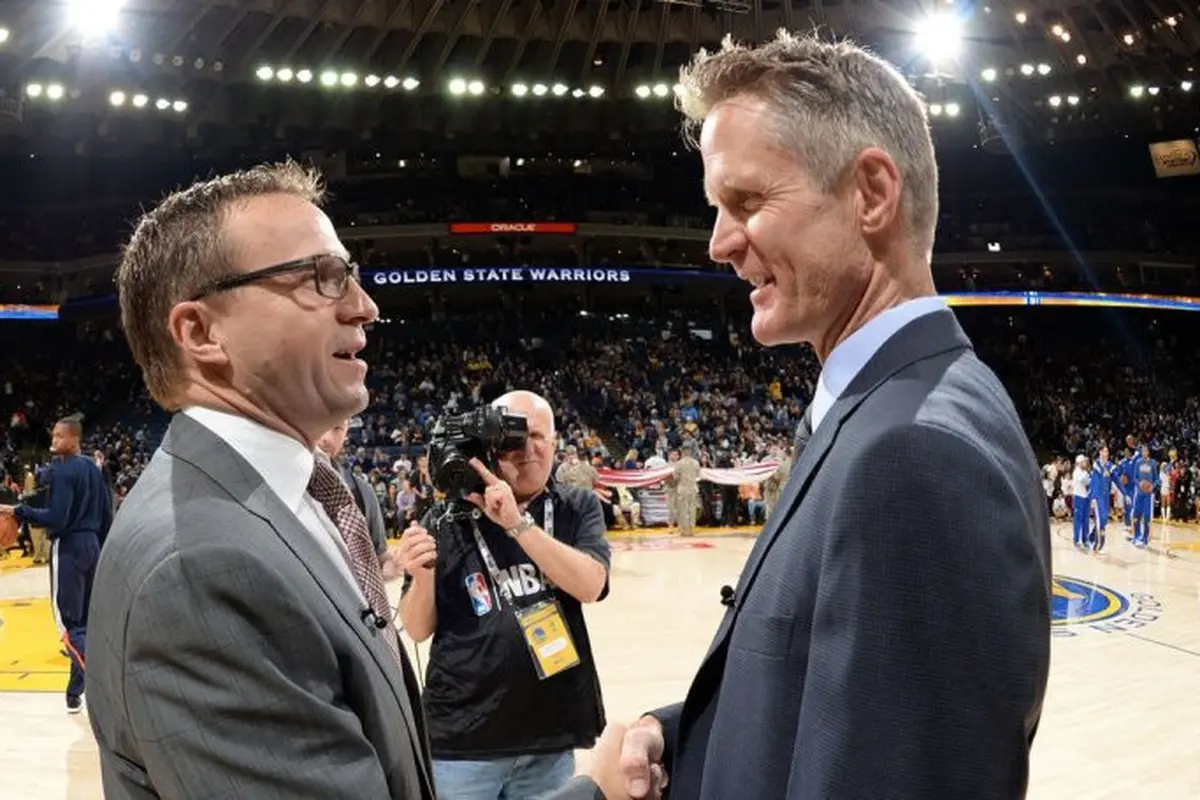 Scott Brooks dan Steve Kerr (kanan).
