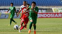 Pemain Persebaya United, Evan Dimas mengejar bola saat laga Piala Presiden melawan Martapura FC di Stadion Si Jalak Harupat, Bandung, Rabu (2/9/2015). Pertandingan berakhir imbang 0-0.(Bola.com/Peksi Cahyo)