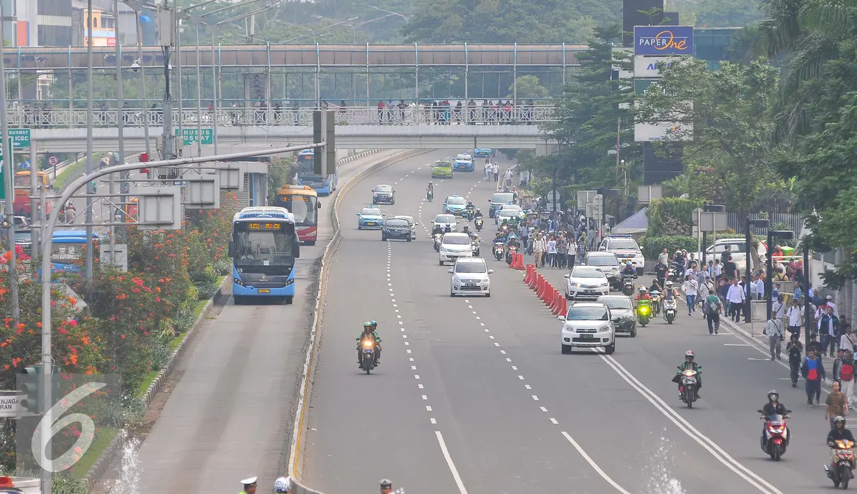 Suasana jalan lengang di kawasan bundaran HI, Jakarta, Jumat (4/11). Kawasan tersebut yang biasanya padat lalu lintas menjadi lengang akibat adanya Aksi Damai 4 November. (Liputan6.com/Angga Yuniar)