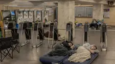 Orang-orang berlindung di stasiun metro selama serangan udara Rusia di Kyiv pada 21 Agustus 2025, di tengah invasi Rusia ke Ukraina. (Roman PILIPEY/AFP)