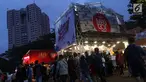 Pengunjung melihat-lihat produk merek pakaian di Jakcloth Indonesian Pride 2018, Jakarta, Rabu (19/12). Kehadisan Jakcloth disambut antusias anak muda Ibu Kota. (Liputan6.com/JohanTallo)