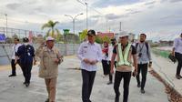 Bupati Paser dr Fahmi Fadli (baju putih) meninjau pekerjaan Taman Tepian Siring Kandilo belum lama ini. (Liputan6.com/istimewa)