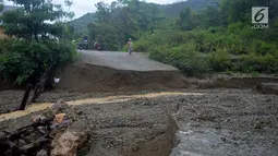 Jalan amblas di kawasan Desa Bondawuna, Kabupaten Bone Bolango, Gorontalo, Selasa (30/4/2019). Hujan yang mengguyur wilayah Kabupaten Bone Bolango mengakibatkan empat desa di Kecamatan Suwawa Selatan, dan Bulango Timur Bone Bolango banjir. (Liputan6.com/Arfandi Ibrahim)