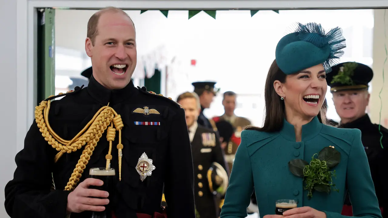 Pangeran William dan Kate Middleton menikmati minuman Guinness bersama anggota Batalyon 1 Pengawal Irlandia, setelah Parade Hari St Patrick di Barak Mons di Aldershot, barat daya London, pada bulan Maret 17 Agustus 2023. Chris Jackson / KOLAM RENANG / AF