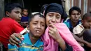 Seorang wanita muslim Rohingya dan anaknya menangis saat ditangkap anggota Penjaga Perbatasan Bangladesh (BGB) di Cox Bazar, perbatasan Myanmar-Bangladesh, Senin (21/11). (REUTERS/Mohammad Ponir Hossain)