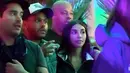 Bahkan The Weeknd pun dengan nyaman merangkul Chantel pada malam itu. (TMZ)