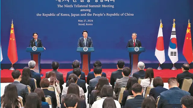 Kiri ke kanan: PM Jepang Fumio Kishida, Presiden Korea Selatan Yoon Suk Yeol, dan PM China Li Qiang dalam konferensi pers pertemuan trilateral mereka di Seoul, Senin (27/5/2024).