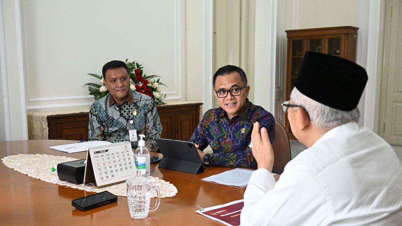 Menpan RB Abdullah Azwar Anas, melaporkan strategi dan progres penguatan kelembagaan Komite Nasional Ekonomi dan Keuangan Syariah (KNEKS) kepada Wakil Presiden (Wapres) Ma’ruf Amin