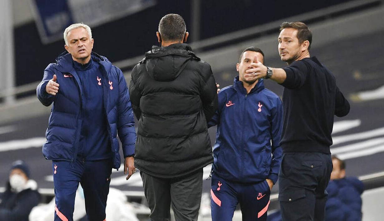 Frank Lampard - Legenda sekaligus mantan pelatih Chelsea ini pernah merasakan sentuhan magis juru taktik Jose Mourinho saat masih berstatus pemain. (Foto:AP/Neil Hall,Pool)