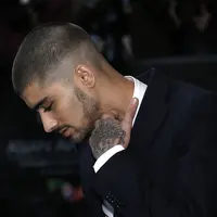 Zayn Malik memiliki gangguan kepanikan dalam dirinya. Beberapa hari lagi Zayn harus tampil di acara American Music Awards. Tidak ingin panik di depan fansnya, Zayn melakukan hypnotherapy. (AFP/ADRIAN DENNIS)