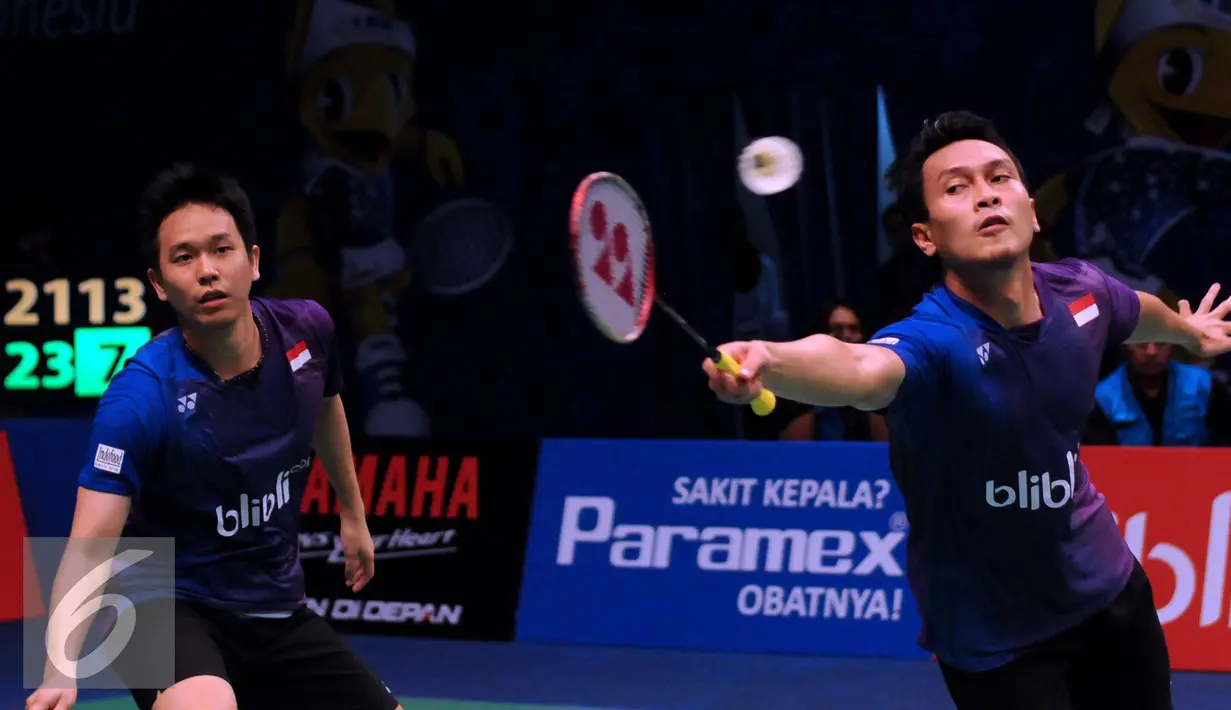 Pebulutangkis ganda putra Indonesia, M Ahsan/Hendra Setiawan berusaha mengembalikan bola ke arah OR Cchin Chung/Tang Chun Man (Hongkong) saat laga di BCA Indonesia Open 2016, Istora Senayan Jakarta, Rabu (1/6/2016). (Liputan6.com/Helmi Fithriansyah)