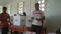 Bek Persib Bandung, Saepulloh Maulana, memberikan hak suara pada Pilpres dan Pileg 2019 di kota kelahirannya Bogor, Jawa Barat, Rabu (17/4/2019). (Bola.com/Erwin Snaz)