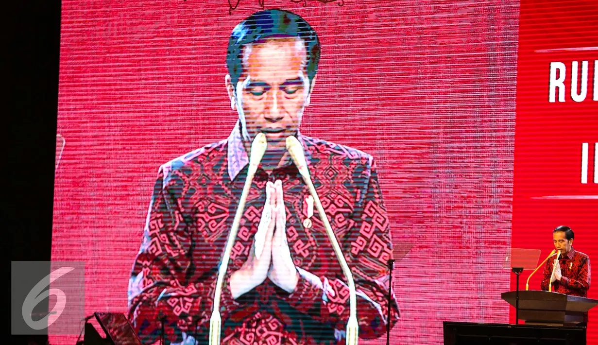 Presiden Jokowi berpidato saat HUT PIDP ke-44 di JCC, Jakarta Pusat, Selasa (10/1). Dalam acara tersebut kehadiran presiden diiringi tepuk tangan yang bergemuruh selama perjalanan Jokowi masuk menuju kursi yang disediakan. (Liputan6.com/Faizal Fanani)