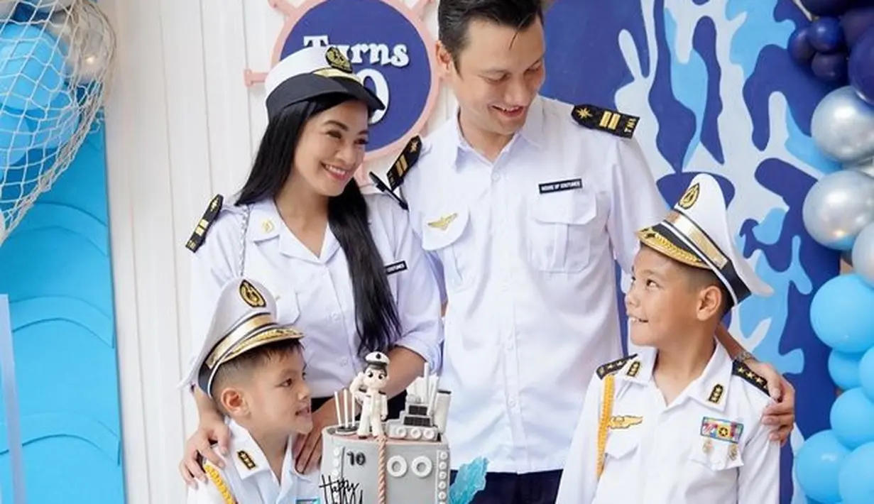 <p>Acara ulang tahun Arjuna kali ini mengangkat tema pilot. Titi dan Tian terlihat mengenakan baju pilot. [Foto: instagram.com/titi_kamall]</p>