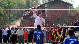 Pangeran Harry bermain Volli berama anak-anak saat mengunjungi Lamjung, Nepal, Selasa (22/3/2016). (REUTERS/National News Agency of Nepal/Pradeep Raj Onta/Handout via Reuters)