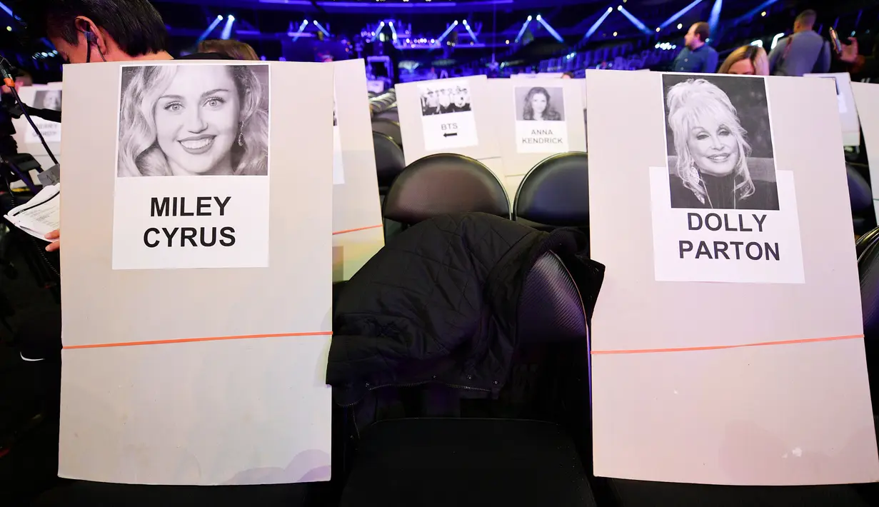 Foto penyanyi Miley Cyrus tertempel di tempat duduk untuk perhelatan Grammy Awards 2019 di Staples Center, Los Angeles, Kamis (7/2). Grammy Awards ke-61 diadakan pada 10 Februari pukul 20.00 waktu setempat. (Kevin Winter/Getty Images for NARAS/AFP)