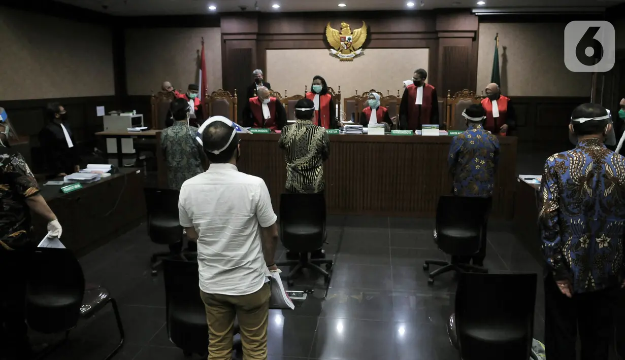 Suasana sidang perdana kasus korupsi pengelolaan dan penggunaan dana investasi PT Asuransi Jiwasraya di Pengadilan Tipikor, Jakarta, Rabu (3/6/2020). Sidang yang menghadirkan enam terdakwa tersebut menerapkan protokol social distancing. (merdeka.com/Iqbal S. Nugroho)