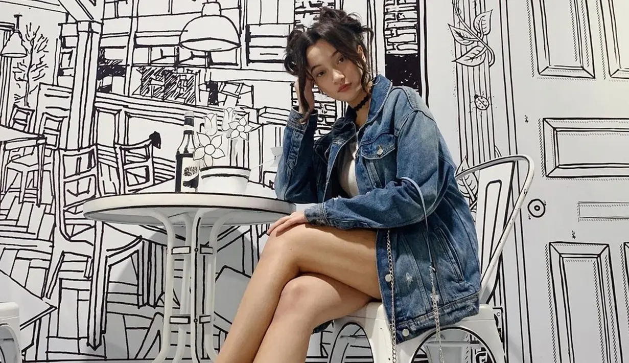 Gaya casual Megan Domani dengan jaket denim oversize ini pun curi perhatian netizen. Penampilan sederhana dengan model rambut space buns pun membuatnya terlihat menawan. (Liputan6.com/IG/@megandomani1410)