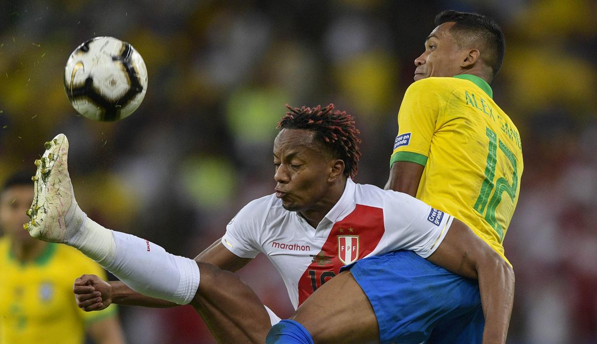Gelandang Peru, Andre Carrillo, berebut bola dengan bek Brasil, Alex Sandro, pada laga final Copa America 2019 di Stadion Maracana, Rio de Janeiro, Minggu (7/7). Brasil menang 3-1 atas Peru. (AFP/Juan Mabromata)