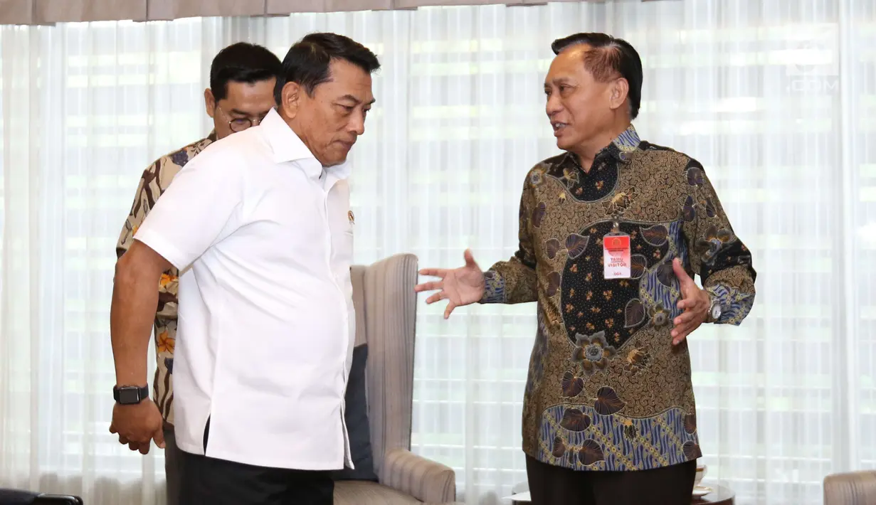 Direktur Utama Indosiar, Imam Sudjarwo (kanan) berbincang dengan Kepala Staf Kepresidenan Jenderal (Purn) Moeldoko saat melakukan audensi di komplek Istana, Jakarta, Kamis (22/3). (Liputan6.com/Angga Yuniar)
