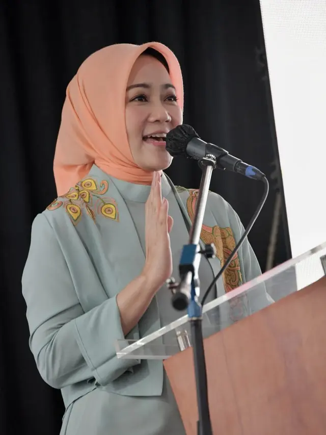 Ketua Dekranasda Jawa Barat Atalia Praratya Kamil, memberikan sambutan di sela-sela meresmikan Rumah Belajar Batik Tasikmalaya, Sabtu (20/8/2022). (Liputan6.com/Jayadi Supriadin)
