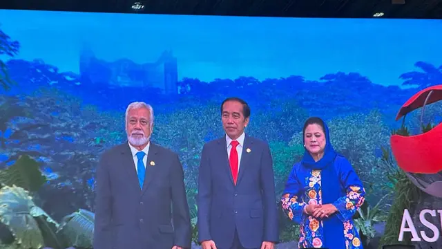 Presiden Jokowi dan Ibu Iriana menyambut Presiden Timor Leste Xanana Gusmao sebelum KTT ke-43 ASEAN dimulai di Plenary Hall, JCC, Jakarta, Selasa (5/9/2023). (Liputan6/Benedikta Miranti)