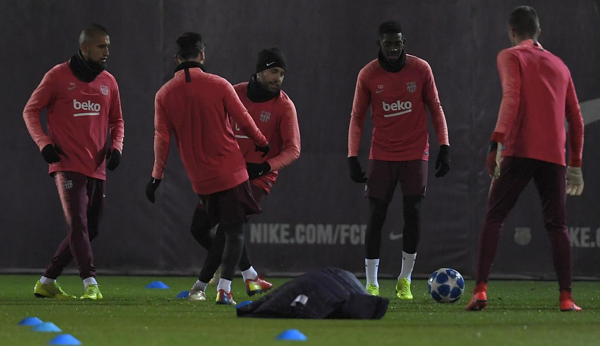 Suasana latihan Barcelona jelang laga lanjutan grup B Liga Champions yang berlangsung di stadion Camp Nou, Spanyol, Rabu (12/12). El Barca akan ditantang Tottenham Hotspur yang butuh kemenangan guna pastikan diri lolos. (AFP/Lluis Gene)