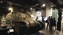Orang-orang mengunjungi pameran untuk memperingati 75 tahun kemenangan dalam perang antifasis dunia di Imperial War Museum, London, Inggris, 11 Agustus 2020. (Xinhua)
