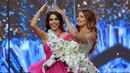 Miss Lebanon 2018 Maya Reaidy menyematkan mahkota kepada Miss Lebanon 2022 Yasmina Zaytoun di Forum de Beyrouthn, Beirut, Minggu (24/7/2022). Yasmina Zaytoun (20) dari Kfarchouba (distrik Hasbaya) merupakan seorang mahasiswa tahun ketiga jurusan jurnalisme di Universitas Notre Dame (NDU). (ANWAR AMRO / AFP)